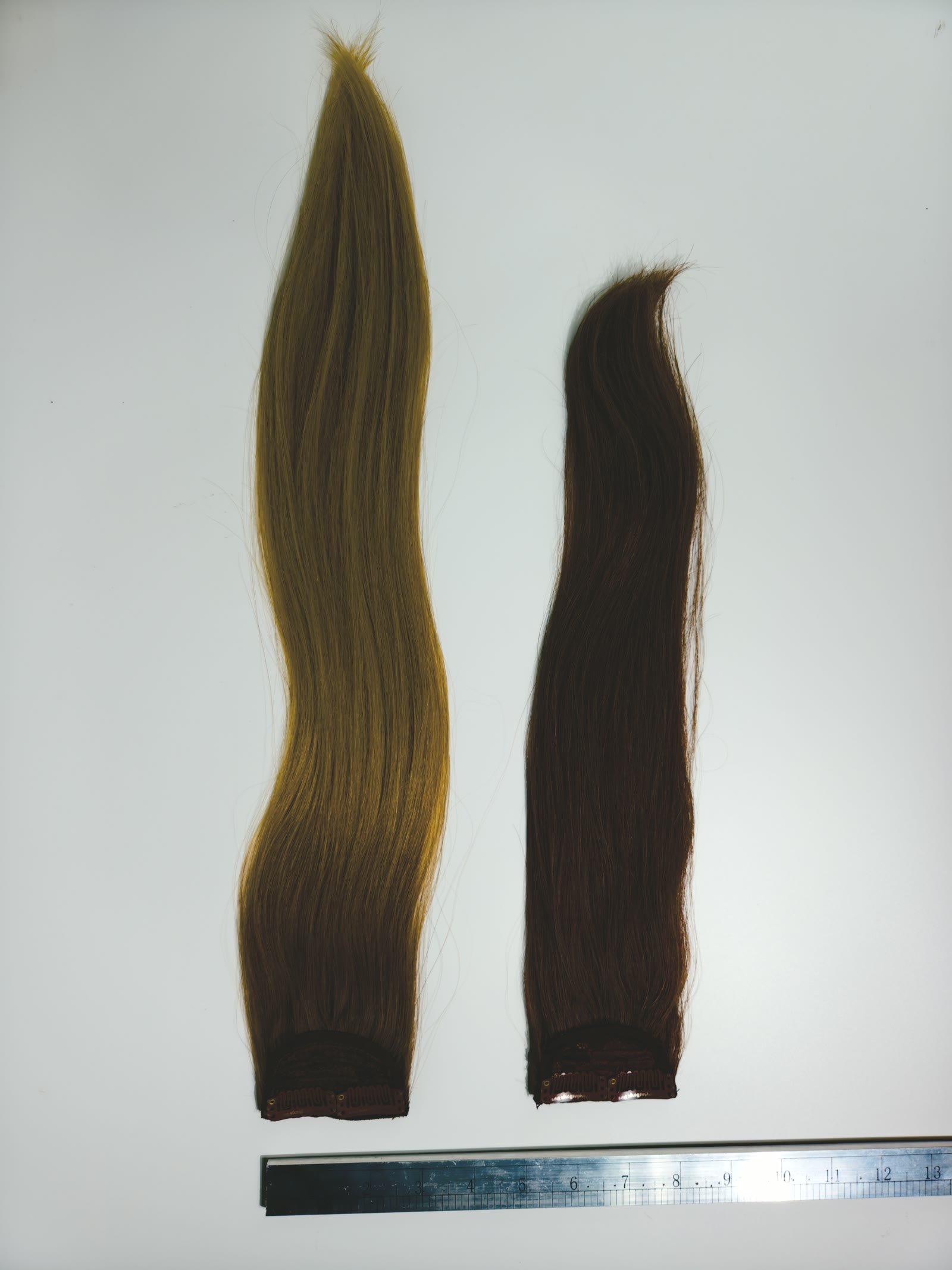 The two bases side by side against a ruler, showing the 7 cm and 12 cm weft widths